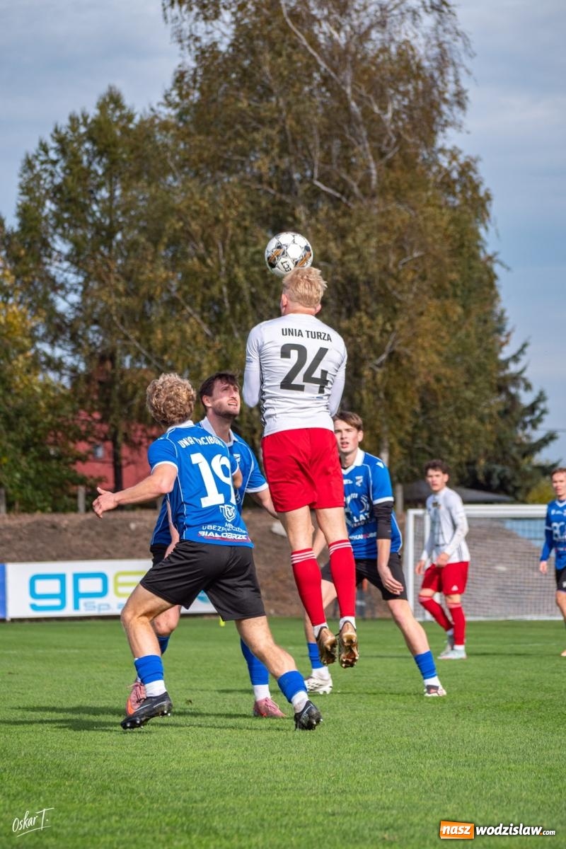 Zdjęcie w galerii na portalu naszwodzislaw.com: Sędzia temperował ich zapędy kartkami, Racibórz golami. Unia Racibórz wygrywa derby z imienniczką [FOTO] wiadomości z regionu