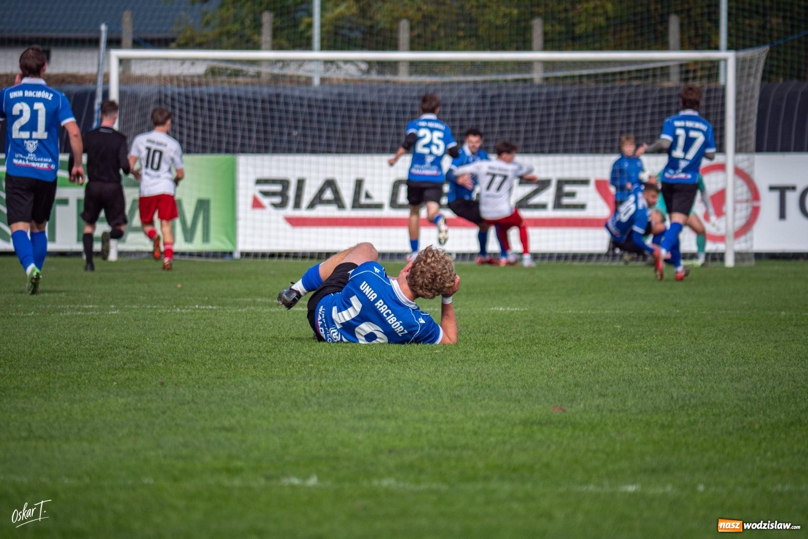 Zdjęcie w galerii na portalu naszwodzislaw.com: Sędzia temperował ich zapędy kartkami, Racibórz golami. Unia Racibórz wygrywa derby z imienniczką [FOTO] wiadomości z regionu