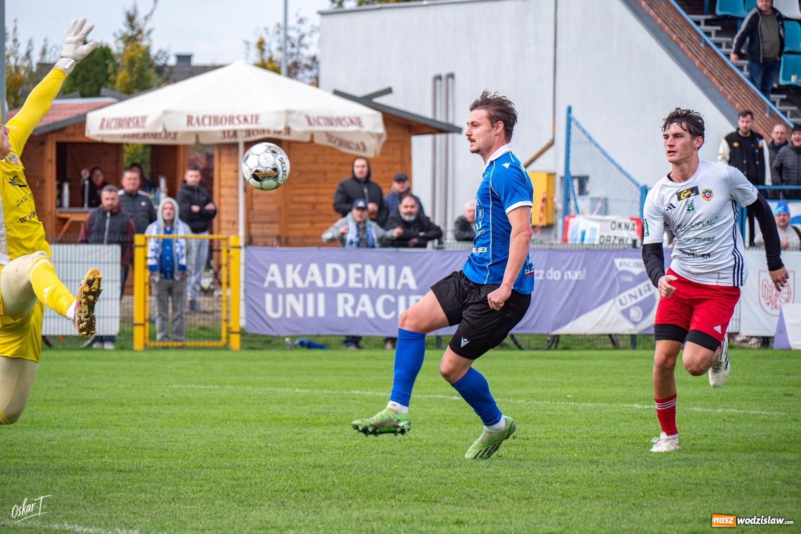 Zdjęcie w galerii na portalu naszwodzislaw.com: Sędzia temperował ich zapędy kartkami, Racibórz golami. Unia Racibórz wygrywa derby z imienniczką [FOTO] wiadomości z regionu