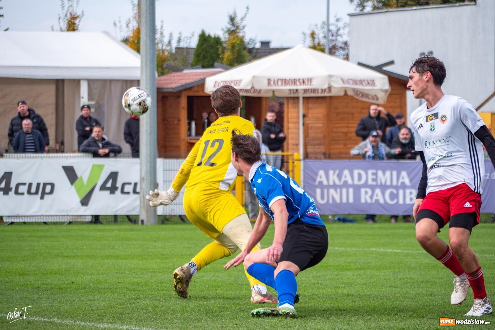 Zdjęcie w galerii na portalu naszwodzislaw.com: Sędzia temperował ich zapędy kartkami, Racibórz golami. Unia Racibórz wygrywa derby z imienniczką [FOTO] wiadomości z regionu