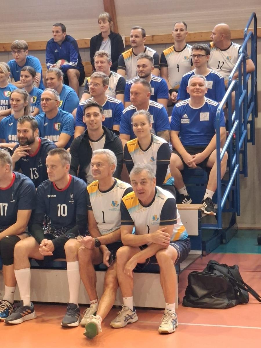 Zdjęcie w galerii na portalu naszwodzislaw.com: Powiat Wodzisławski na podium! Samorządowcy wywalczyli trzecie miejsce w turnieju siatkówki wiadomości z regionu