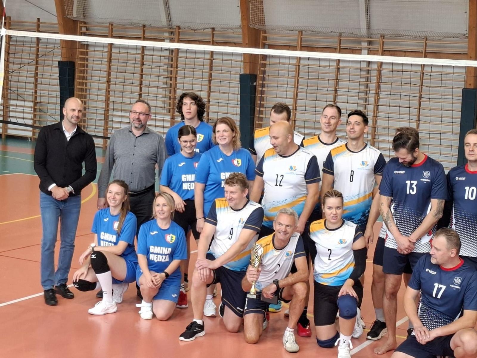 Zdjęcie w galerii na portalu naszwodzislaw.com: Powiat Wodzisławski na podium! Samorządowcy wywalczyli trzecie miejsce w turnieju siatkówki wiadomości z regionu