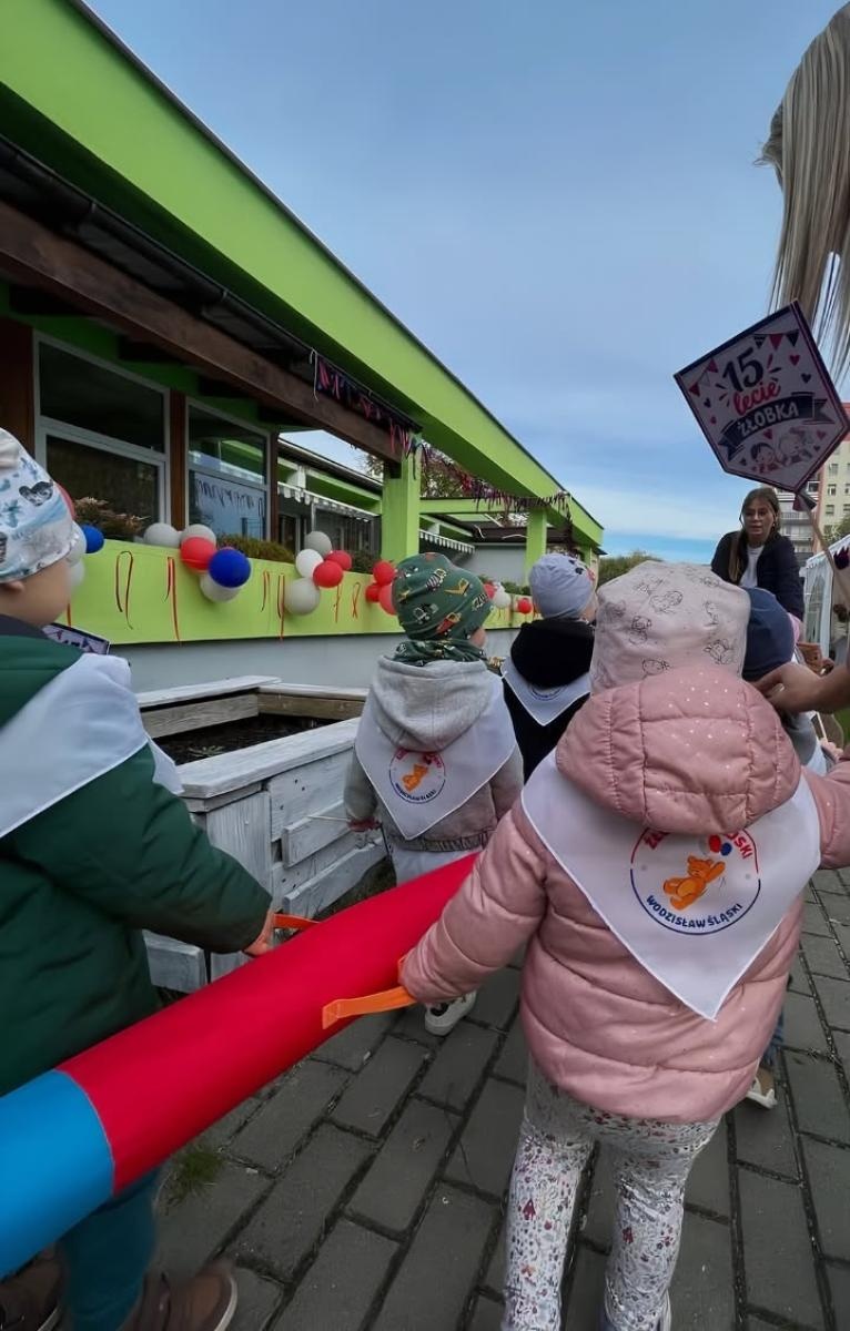 Zdjęcie w galerii na portalu naszwodzislaw.com: 15 lat dziecięcych uśmiechów i pierwszych kroków. Żłobek Miejski nr 1 świętuje jubileusz wiadomości z regionu
