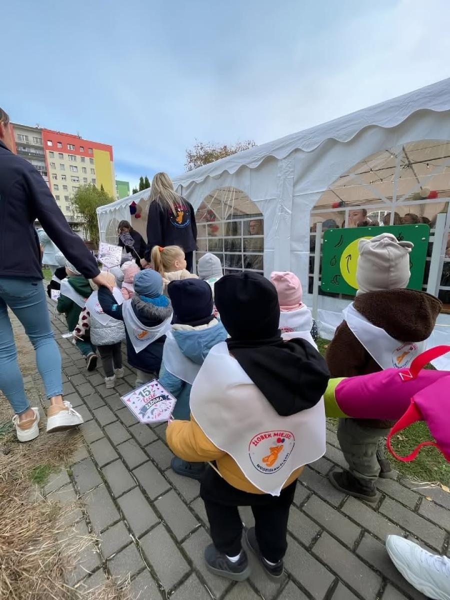 Zdjęcie w galerii na portalu naszwodzislaw.com: 15 lat dziecięcych uśmiechów i pierwszych kroków. Żłobek Miejski nr 1 świętuje jubileusz wiadomości z regionu