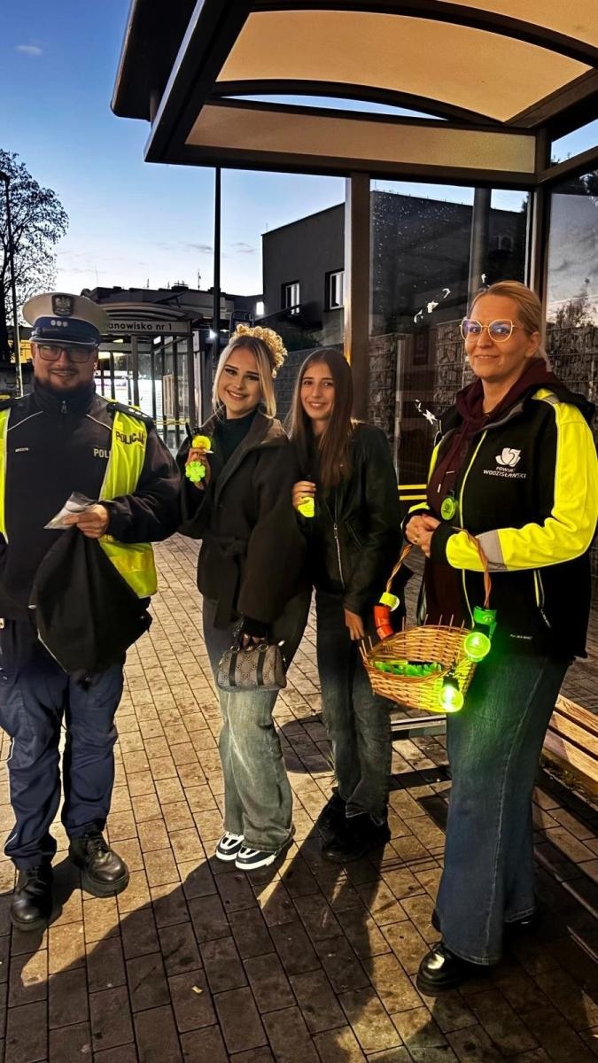 Zdjęcie w galerii na portalu naszwodzislaw.com: Ponad 2 tysiące odblasków w cztery lata. Akcja Jak dobrze Cię widzieć! wróciła na ulice wiadomości z regionu