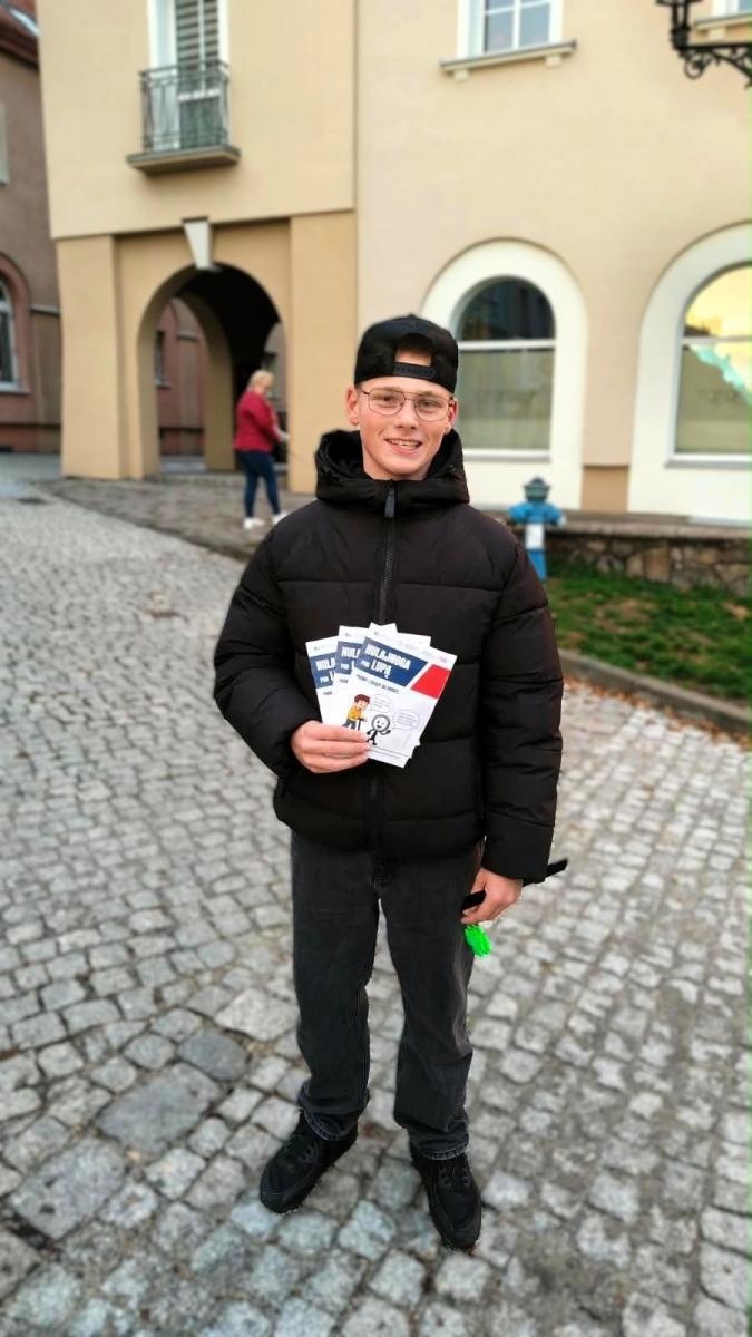 Zdjęcie w galerii na portalu naszwodzislaw.com: Ponad 2 tysiące odblasków w cztery lata. Akcja Jak dobrze Cię widzieć! wróciła na ulice wiadomości z regionu