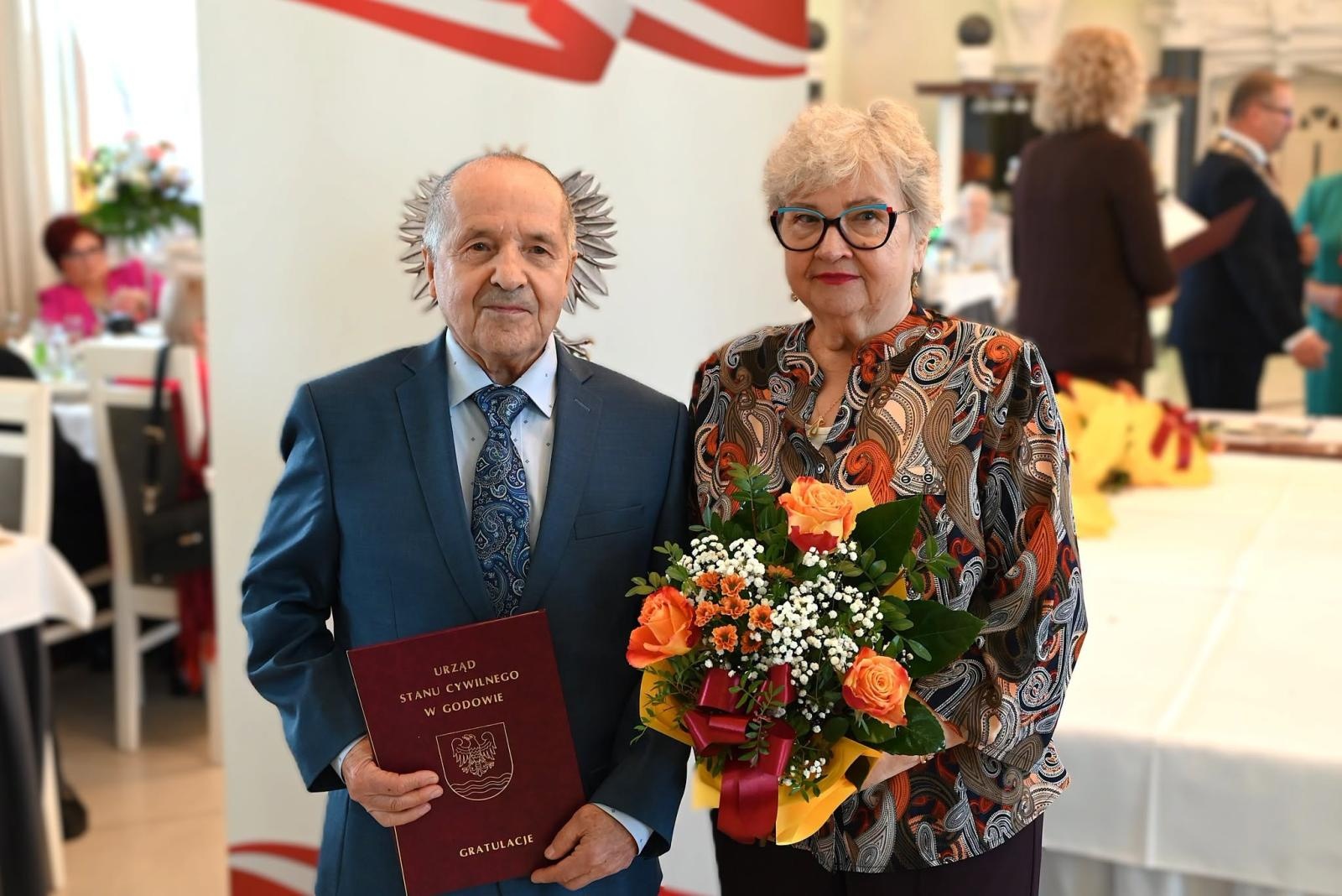 Zdjęcie w galerii na portalu naszwodzislaw.com: Miłość na całe życie. W gminie Godów uhonorowano małżeńskich jubilatów wiadomości z regionu