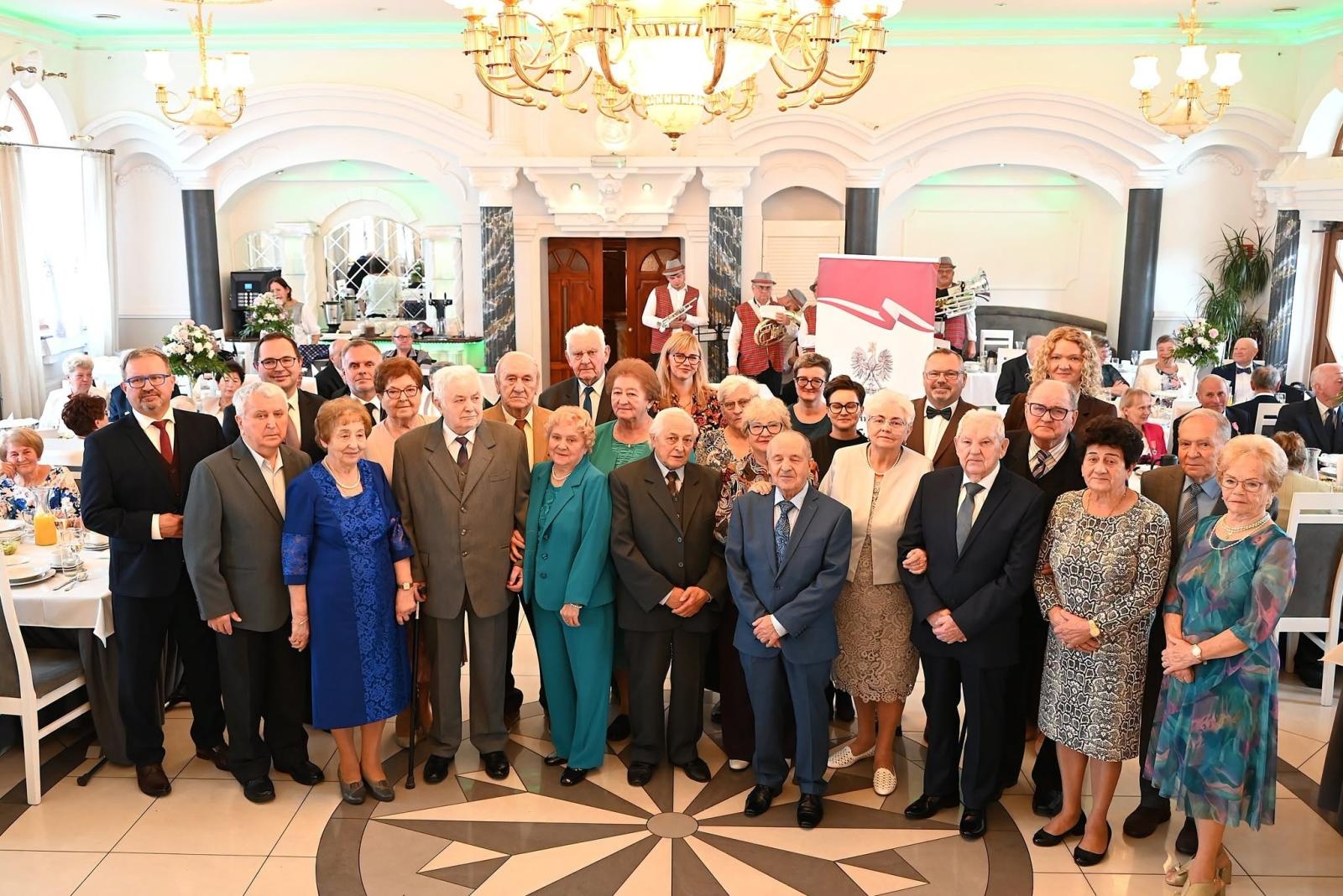 Zdjęcie w galerii na portalu naszwodzislaw.com: Miłość na całe życie. W gminie Godów uhonorowano małżeńskich jubilatów wiadomości z regionu