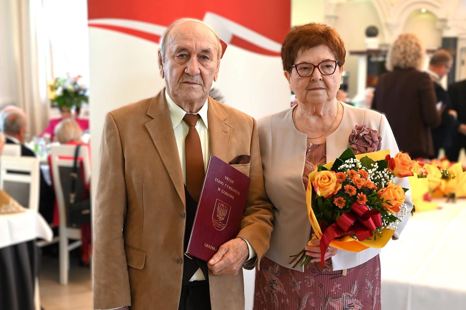 Zdjęcie w galerii na portalu naszwodzislaw.com: Miłość na całe życie. W gminie Godów uhonorowano małżeńskich jubilatów wiadomości z regionu