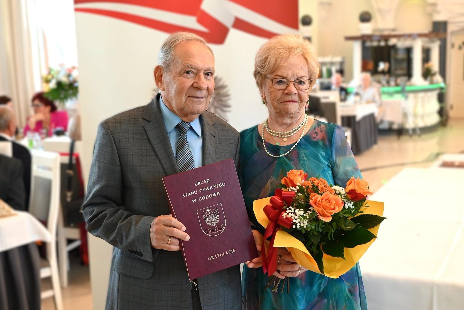 Zdjęcie w galerii na portalu naszwodzislaw.com: Miłość na całe życie. W gminie Godów uhonorowano małżeńskich jubilatów wiadomości z regionu