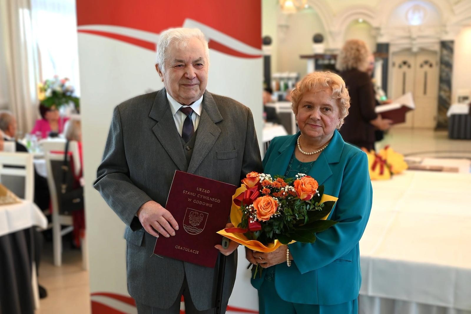 Zdjęcie w galerii na portalu naszwodzislaw.com: Miłość na całe życie. W gminie Godów uhonorowano małżeńskich jubilatów wiadomości z regionu