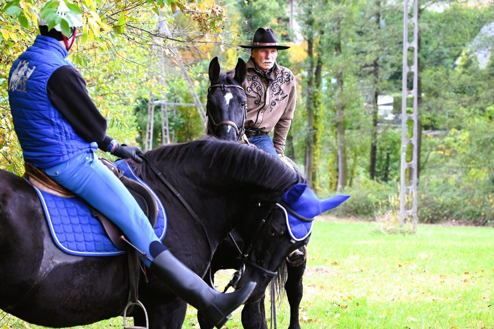 Zdjęcie w galerii na portalu naszwodzislaw.com: Kto złapał lisią kitę w Krostoszowicach? Hubertus zakończył sezon jeździecki [FOTO] wiadomości z regionu