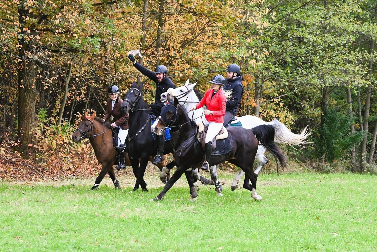Zdjęcie w galerii na portalu naszwodzislaw.com: Kto złapał lisią kitę w Krostoszowicach? Hubertus zakończył sezon jeździecki [FOTO] wiadomości z regionu