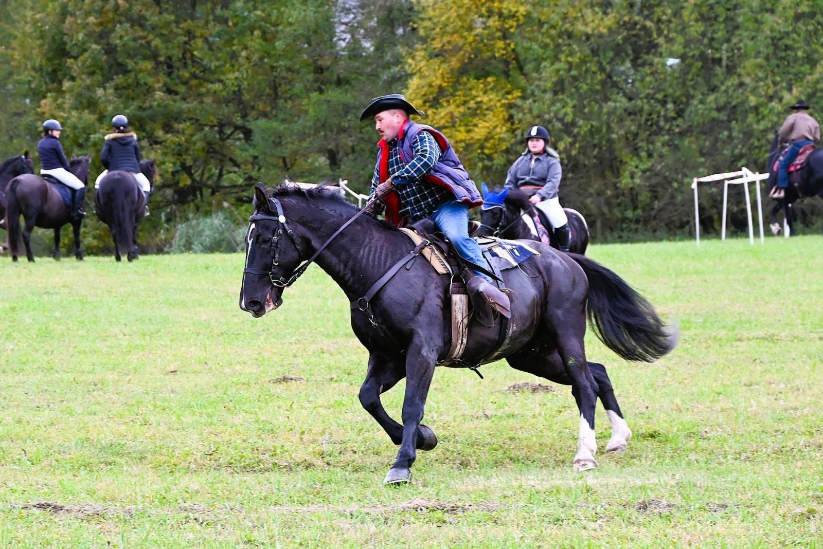 Zdjęcie w galerii na portalu naszwodzislaw.com: Kto złapał lisią kitę w Krostoszowicach? Hubertus zakończył sezon jeździecki [FOTO] wiadomości z regionu