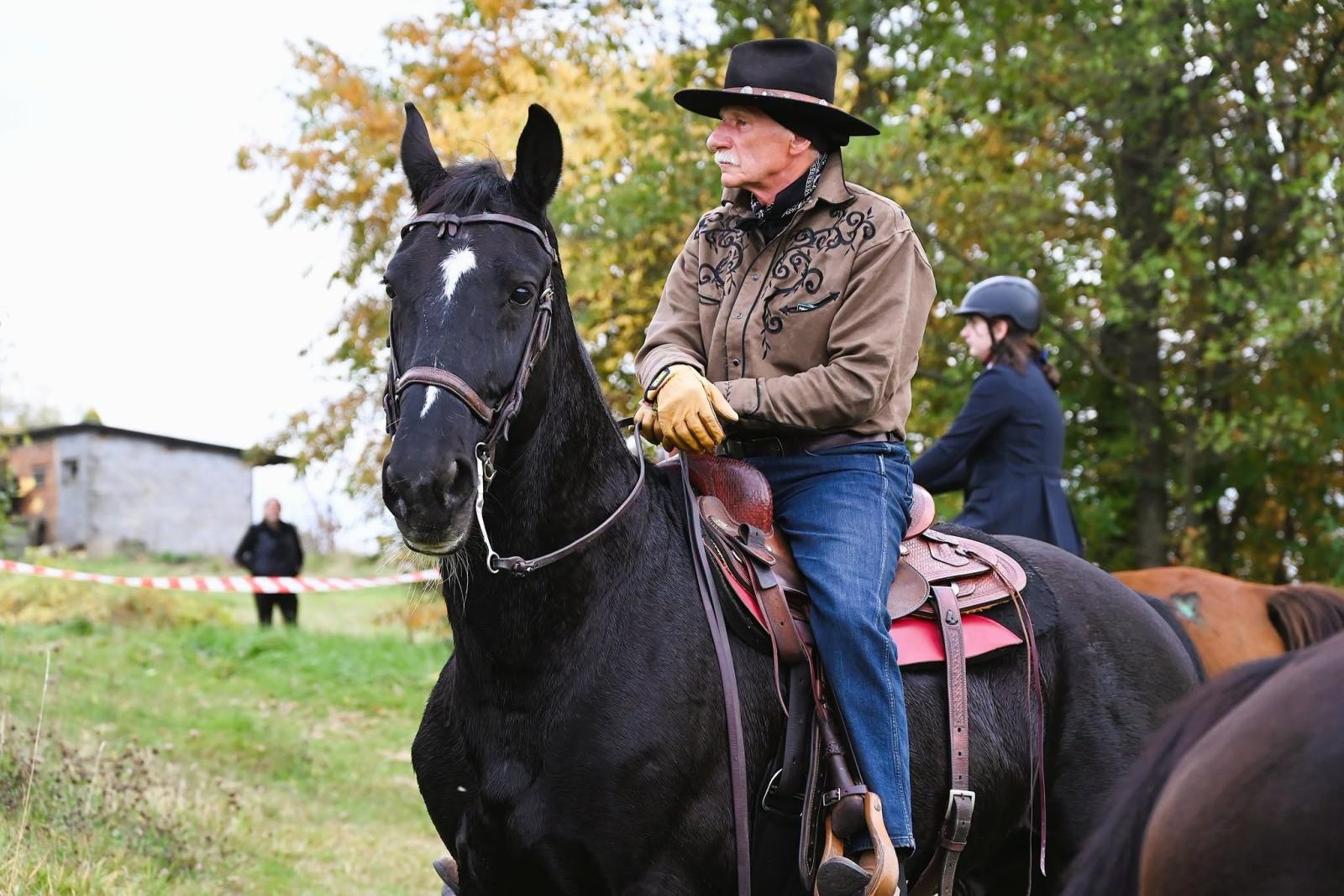 Zdjęcie w galerii na portalu naszwodzislaw.com: Kto złapał lisią kitę w Krostoszowicach? Hubertus zakończył sezon jeździecki [FOTO] wiadomości z regionu
