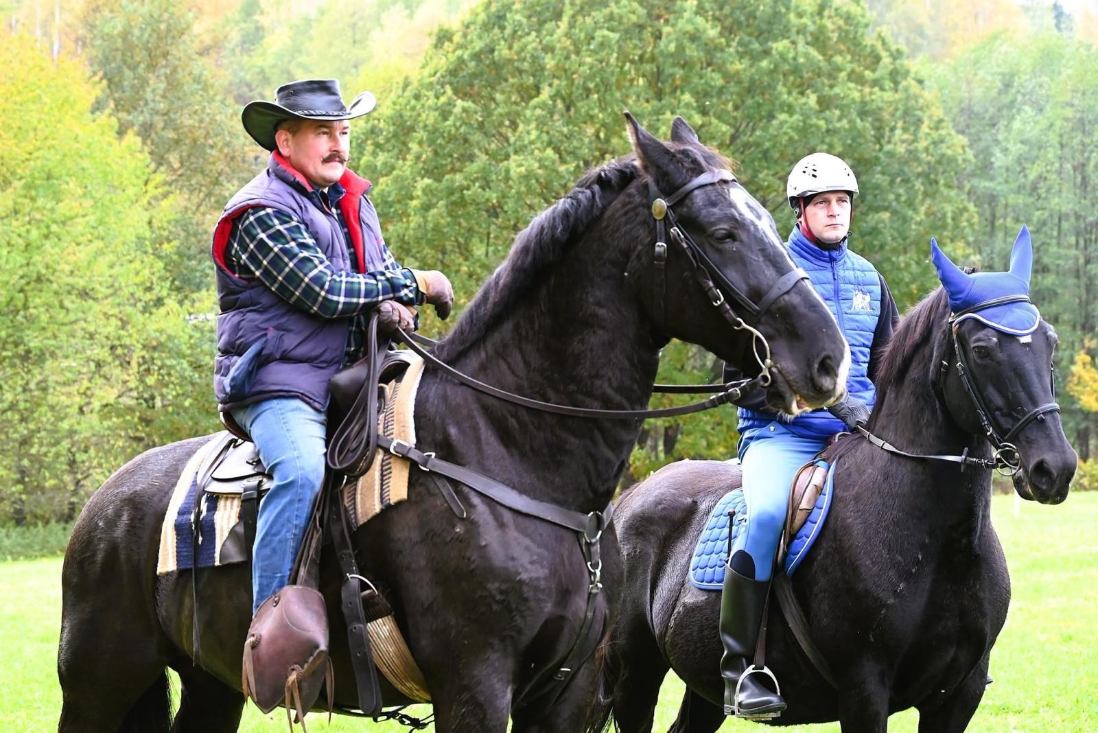 Zdjęcie w galerii na portalu naszwodzislaw.com: Kto złapał lisią kitę w Krostoszowicach? Hubertus zakończył sezon jeździecki [FOTO] wiadomości z regionu