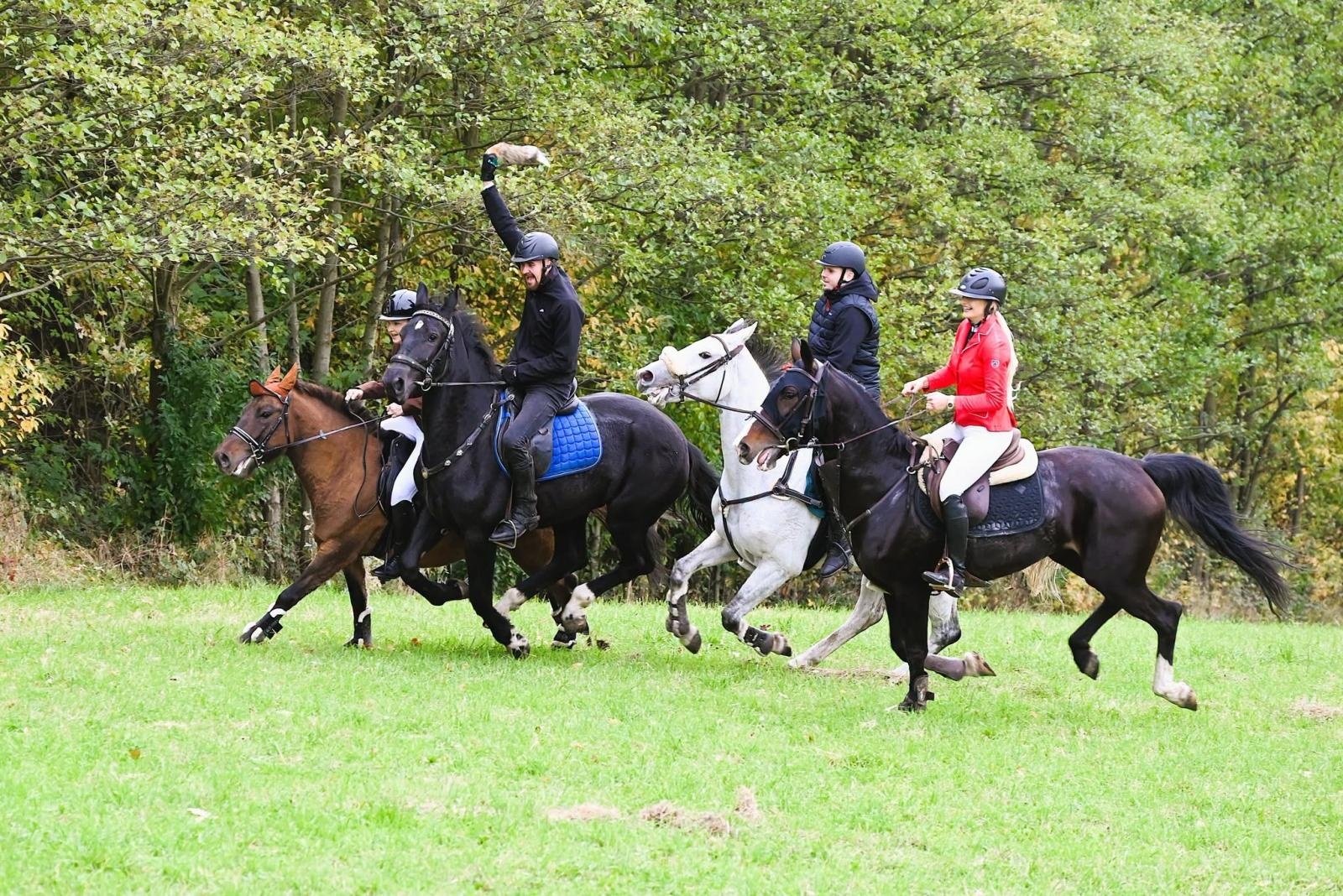 Zdjęcie w galerii na portalu naszwodzislaw.com: Kto złapał lisią kitę w Krostoszowicach? Hubertus zakończył sezon jeździecki [FOTO] wiadomości z regionu