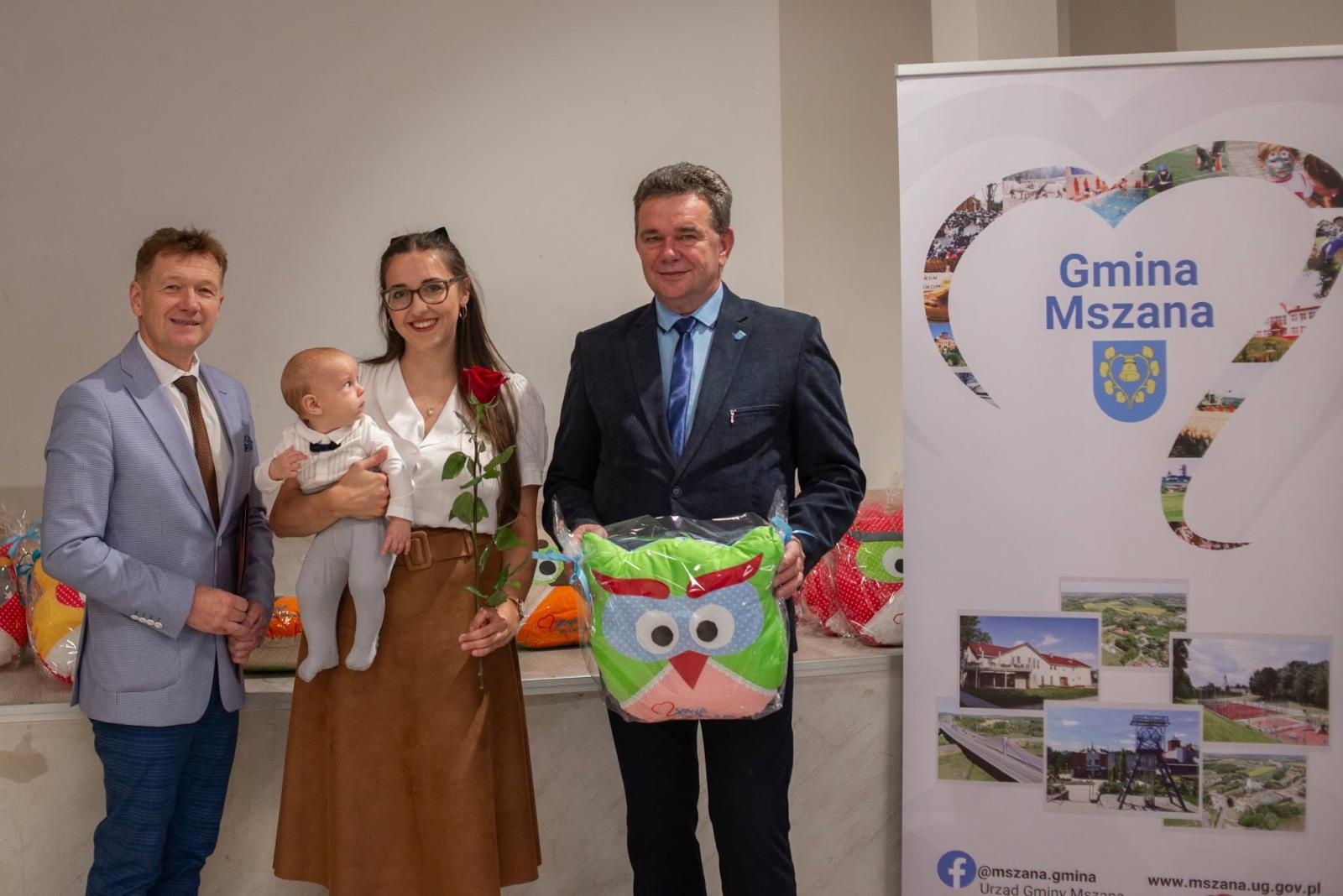 Zdjęcie w galerii na portalu naszwodzislaw.com: W Gminie Mszana urodziło się 35 dzieci. Władze spotkały się z maluchami i ich rodzicami wiadomości z regionu
