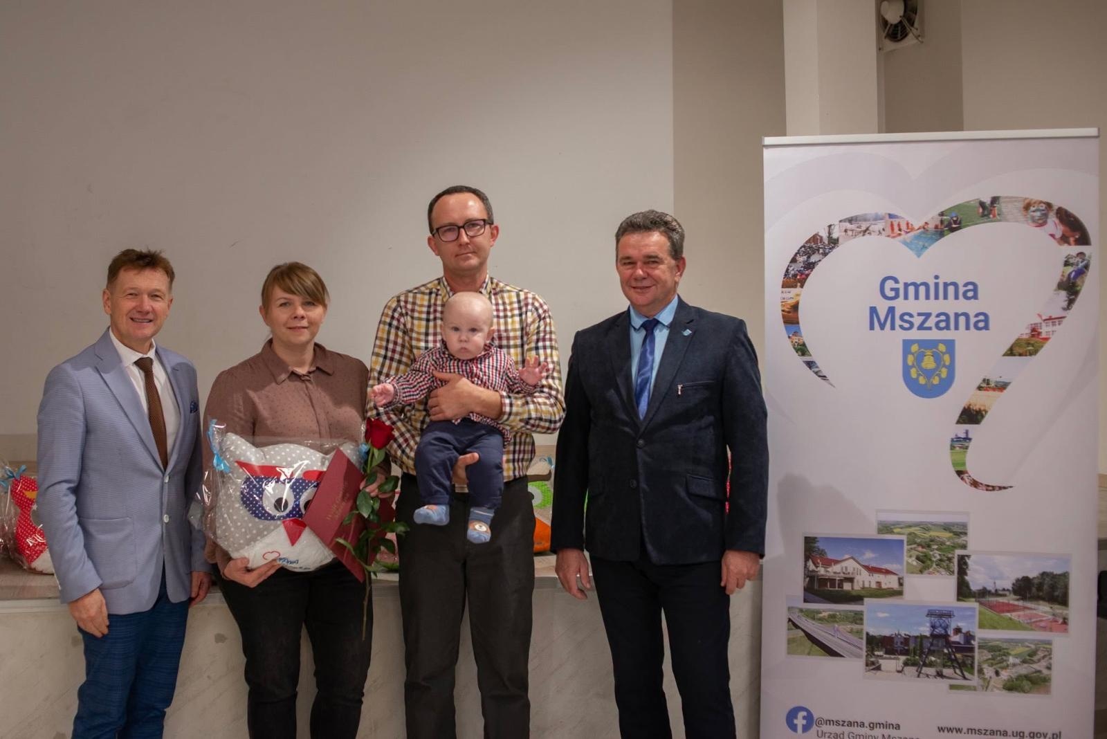 Zdjęcie w galerii na portalu naszwodzislaw.com: W Gminie Mszana urodziło się 35 dzieci. Władze spotkały się z maluchami i ich rodzicami wiadomości z regionu