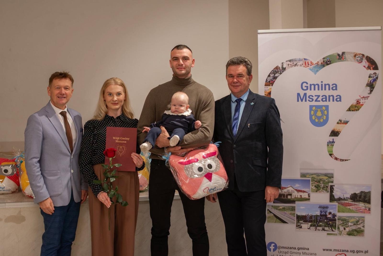 Zdjęcie w galerii na portalu naszwodzislaw.com: W Gminie Mszana urodziło się 35 dzieci. Władze spotkały się z maluchami i ich rodzicami wiadomości z regionu