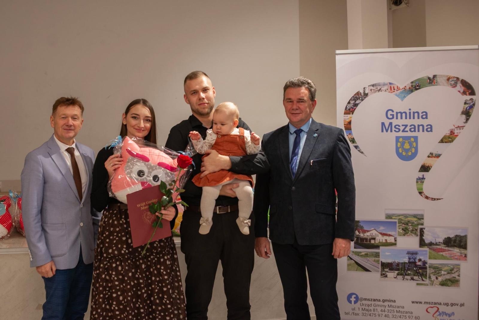 Zdjęcie w galerii na portalu naszwodzislaw.com: W Gminie Mszana urodziło się 35 dzieci. Władze spotkały się z maluchami i ich rodzicami wiadomości z regionu