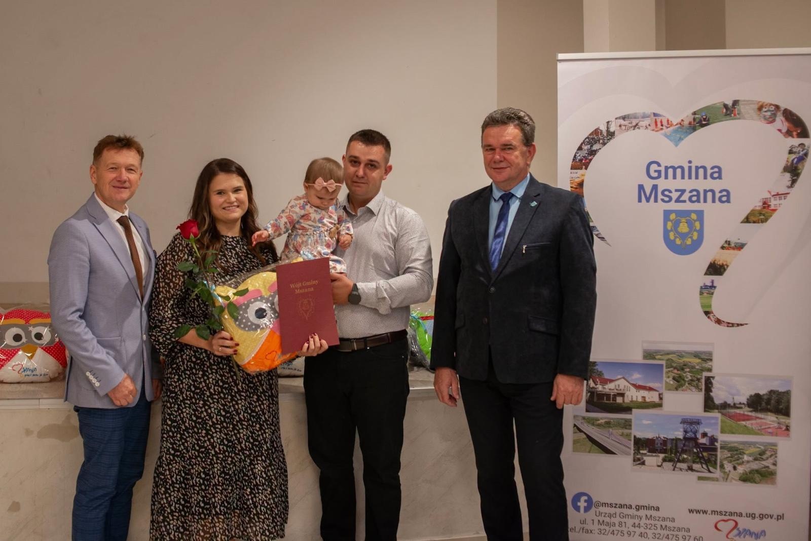 Zdjęcie w galerii na portalu naszwodzislaw.com: W Gminie Mszana urodziło się 35 dzieci. Władze spotkały się z maluchami i ich rodzicami wiadomości z regionu