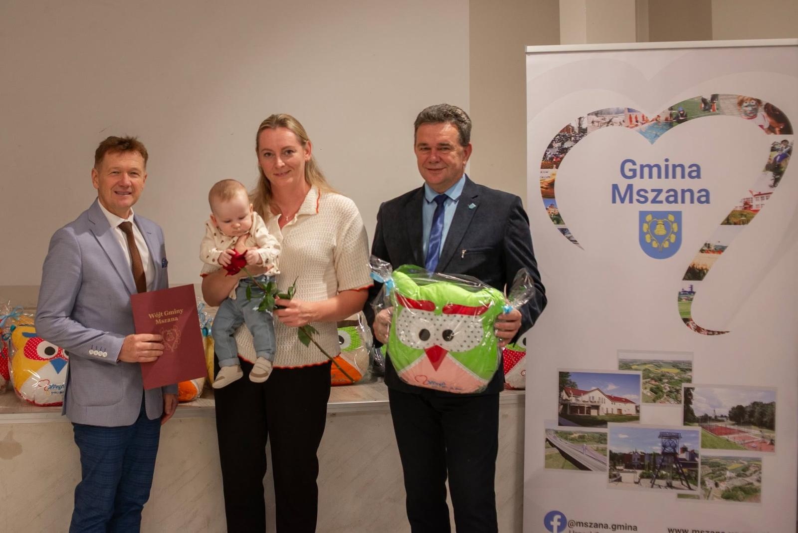Zdjęcie w galerii na portalu naszwodzislaw.com: W Gminie Mszana urodziło się 35 dzieci. Władze spotkały się z maluchami i ich rodzicami wiadomości z regionu