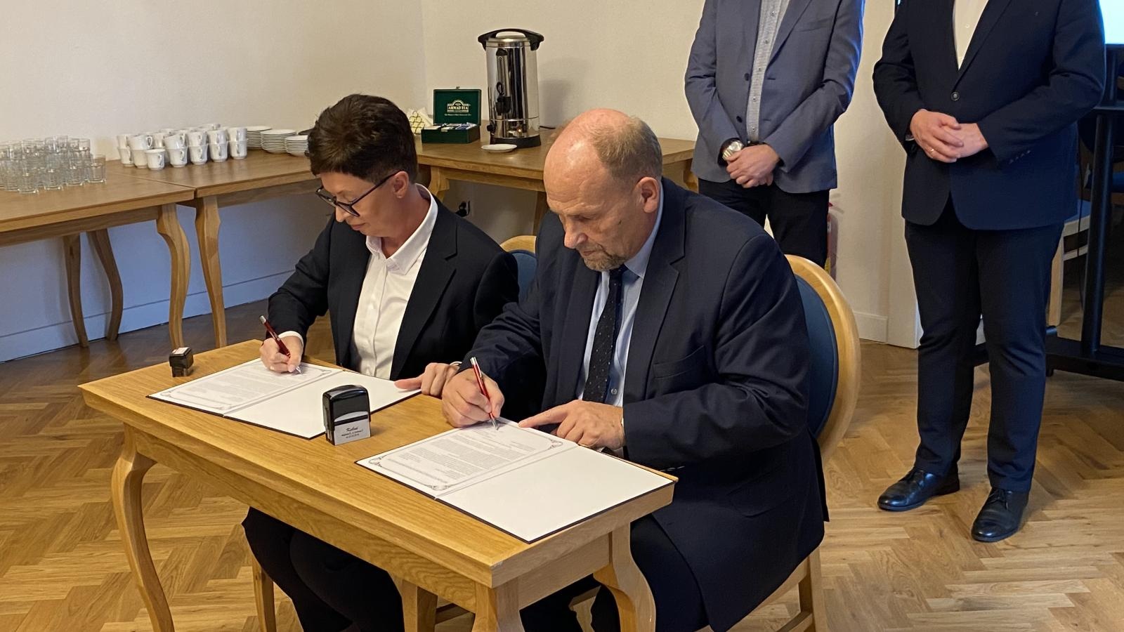 Zdjęcie w galerii na portalu naszwodzislaw.com: Historyczna biżuteria o wartości ponad 103 tys. zł trafiła do Muzeum w Wodzisławiu Śląskim wiadomości z regionu