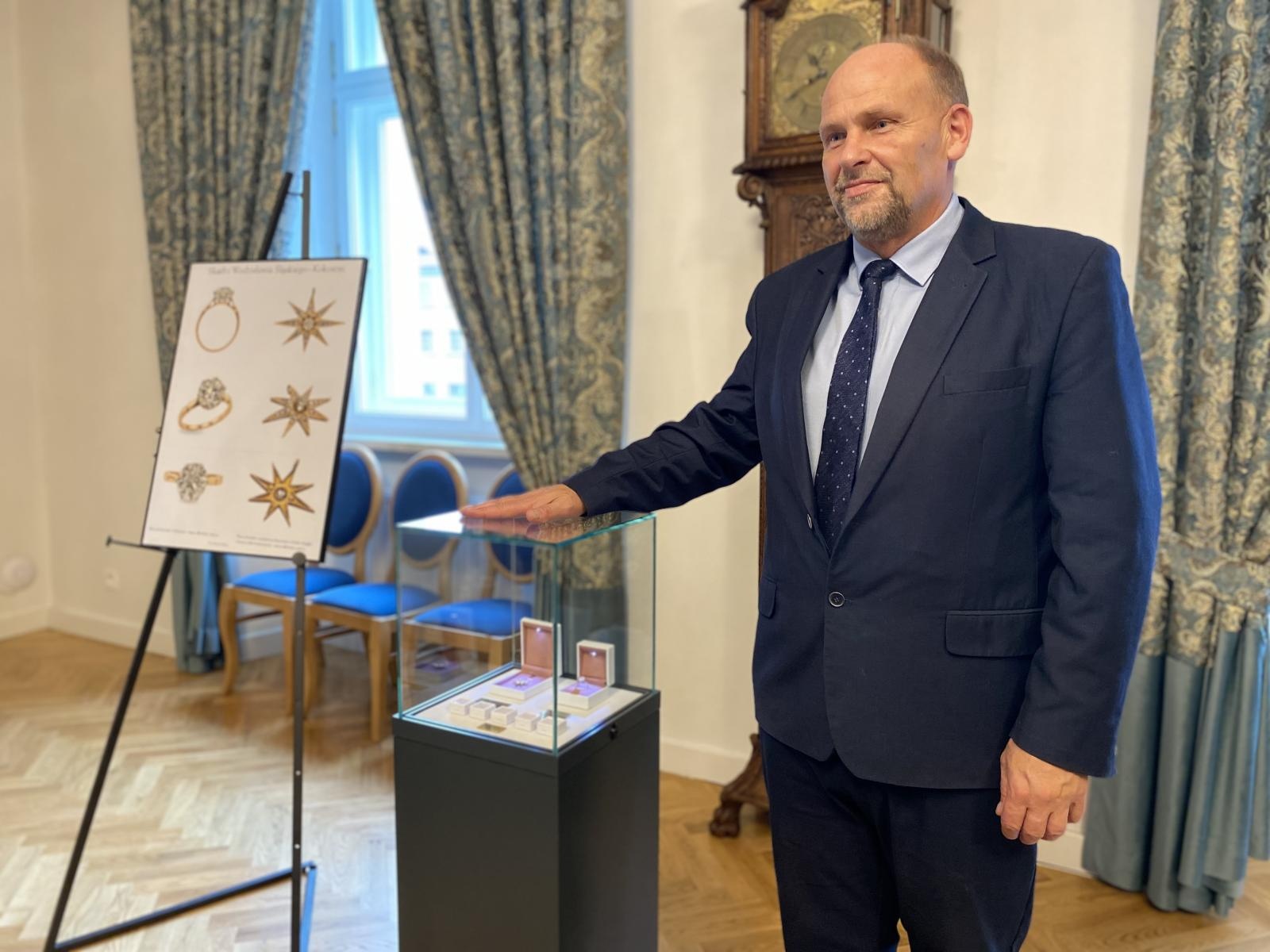 Zdjęcie w galerii na portalu naszwodzislaw.com: Historyczna biżuteria o wartości ponad 103 tys. zł trafiła do Muzeum w Wodzisławiu Śląskim wiadomości z regionu