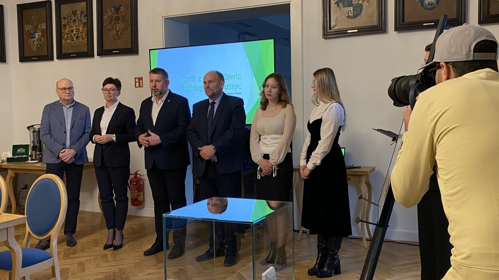 Zdjęcie w galerii na portalu naszwodzislaw.com: Historyczna biżuteria o wartości ponad 103 tys. zł trafiła do Muzeum w Wodzisławiu Śląskim wiadomości z regionu