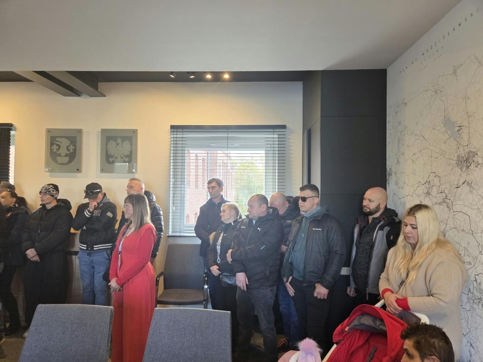Zdjęcie w galerii na portalu naszwodzislaw.com: Protest przed Starostwem w sprawie Adamantemu. Powiat ujawnia, dlaczego wstrzymał dotacje wiadomości z regionu