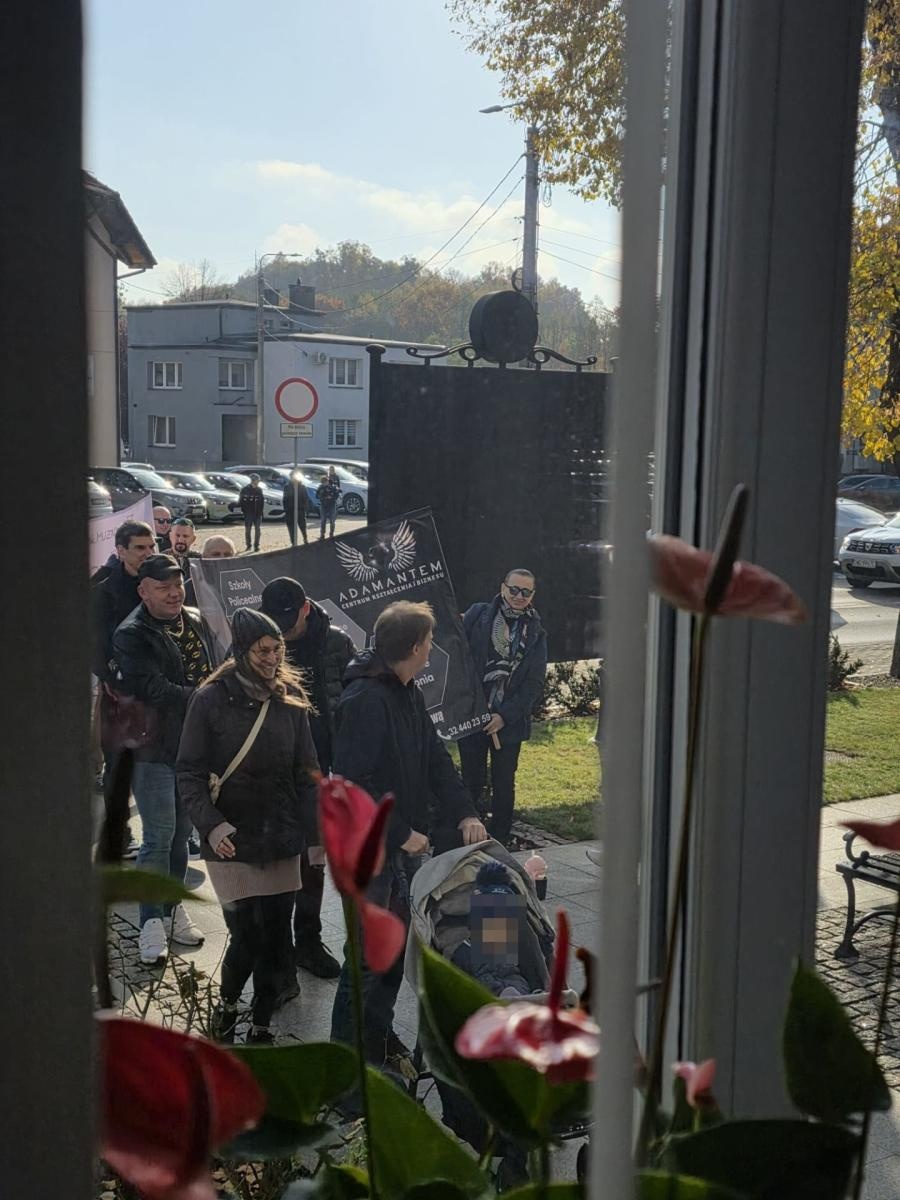Zdjęcie w galerii na portalu naszwodzislaw.com: Protest przed Starostwem w sprawie Adamantemu. Powiat ujawnia, dlaczego wstrzymał dotacje wiadomości z regionu