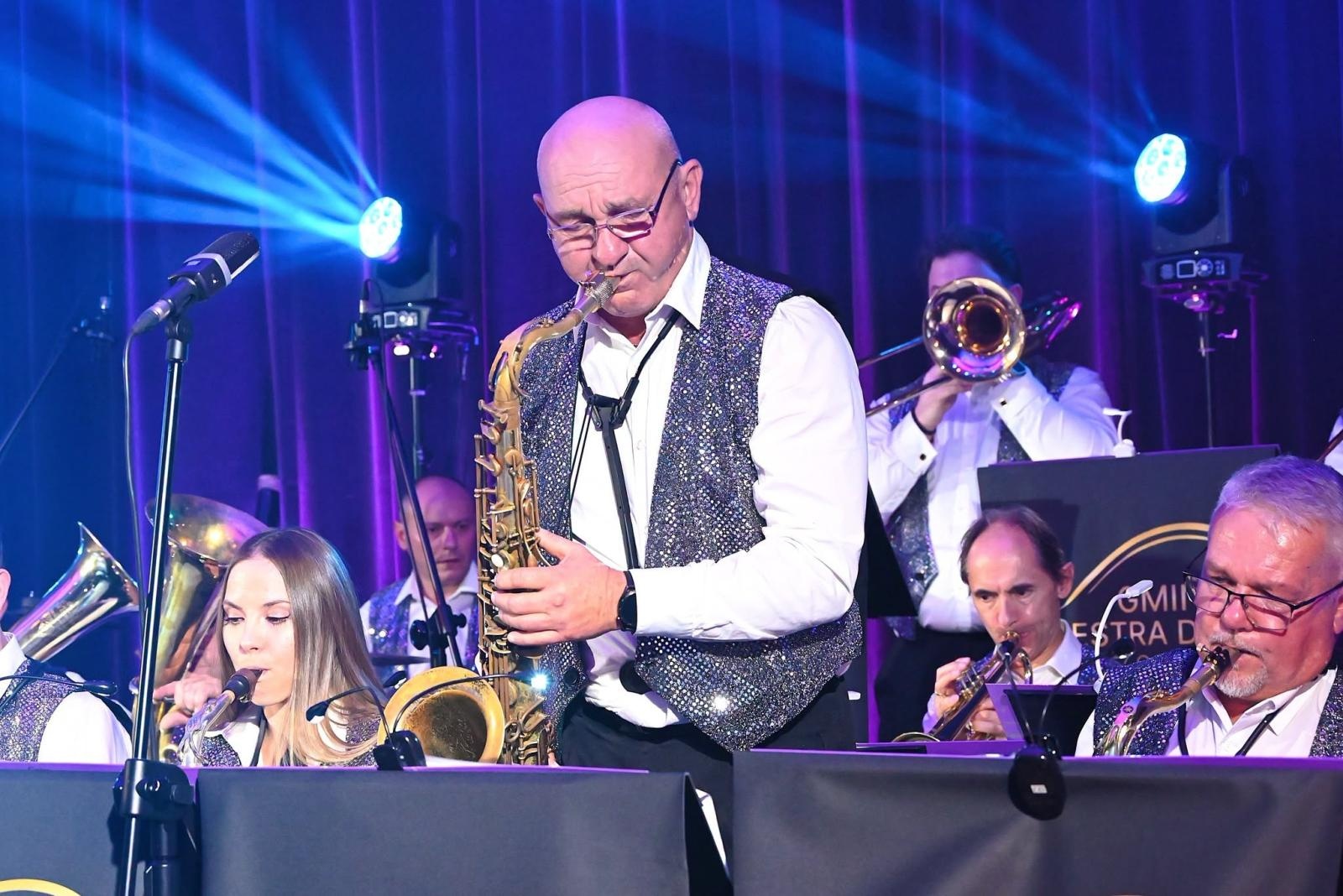 Zdjęcie w galerii na portalu naszwodzislaw.com: Trzy dekady muzycznej historii Gołkowic. Jubileusz orkiestry zwieńczył koncert, który porwał publiczność [FOTO] wiadomości z regionu