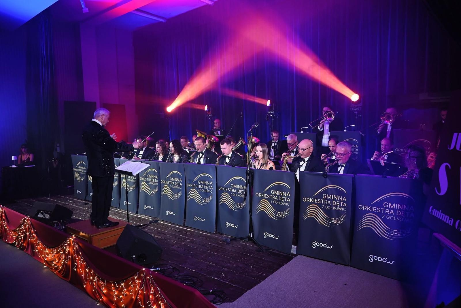 Zdjęcie w galerii na portalu naszwodzislaw.com: Trzy dekady muzycznej historii Gołkowic. Jubileusz orkiestry zwieńczył koncert, który porwał publiczność [FOTO] wiadomości z regionu