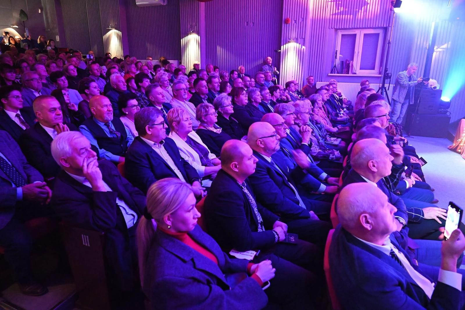 Zdjęcie w galerii na portalu naszwodzislaw.com: Trzy dekady muzycznej historii Gołkowic. Jubileusz orkiestry zwieńczył koncert, który porwał publiczność [FOTO] wiadomości z regionu