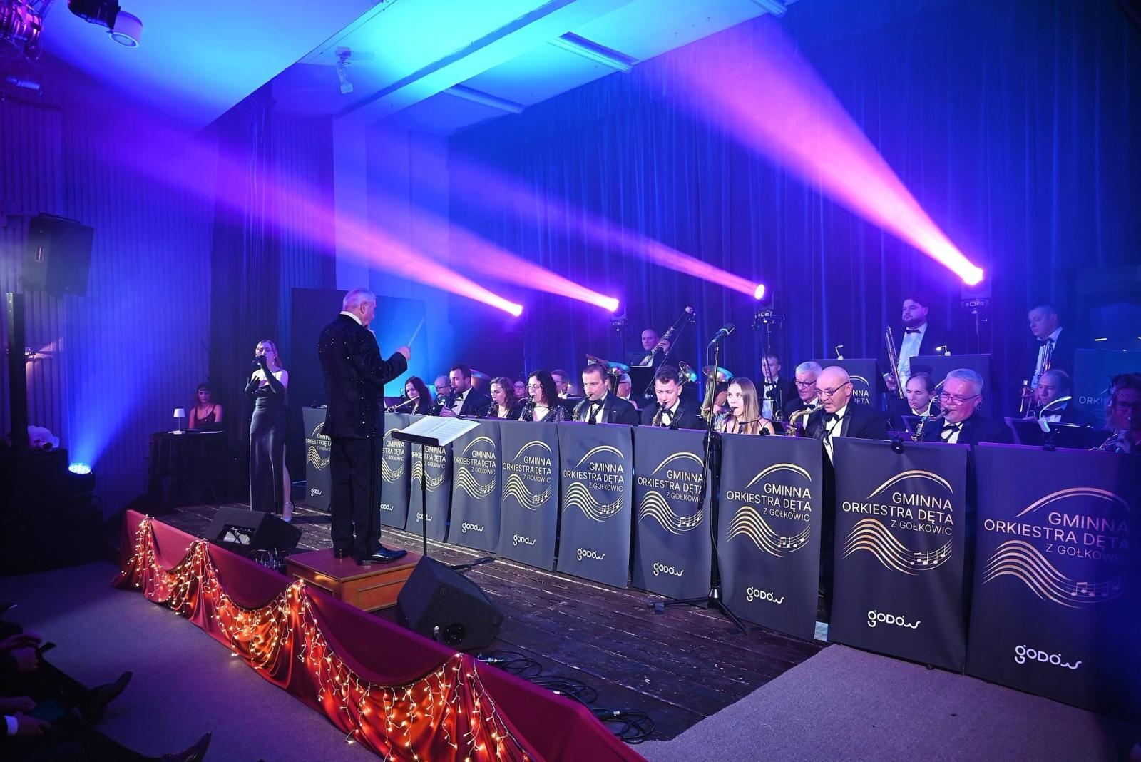 Zdjęcie w galerii na portalu naszwodzislaw.com: Trzy dekady muzycznej historii Gołkowic. Jubileusz orkiestry zwieńczył koncert, który porwał publiczność [FOTO] wiadomości z regionu