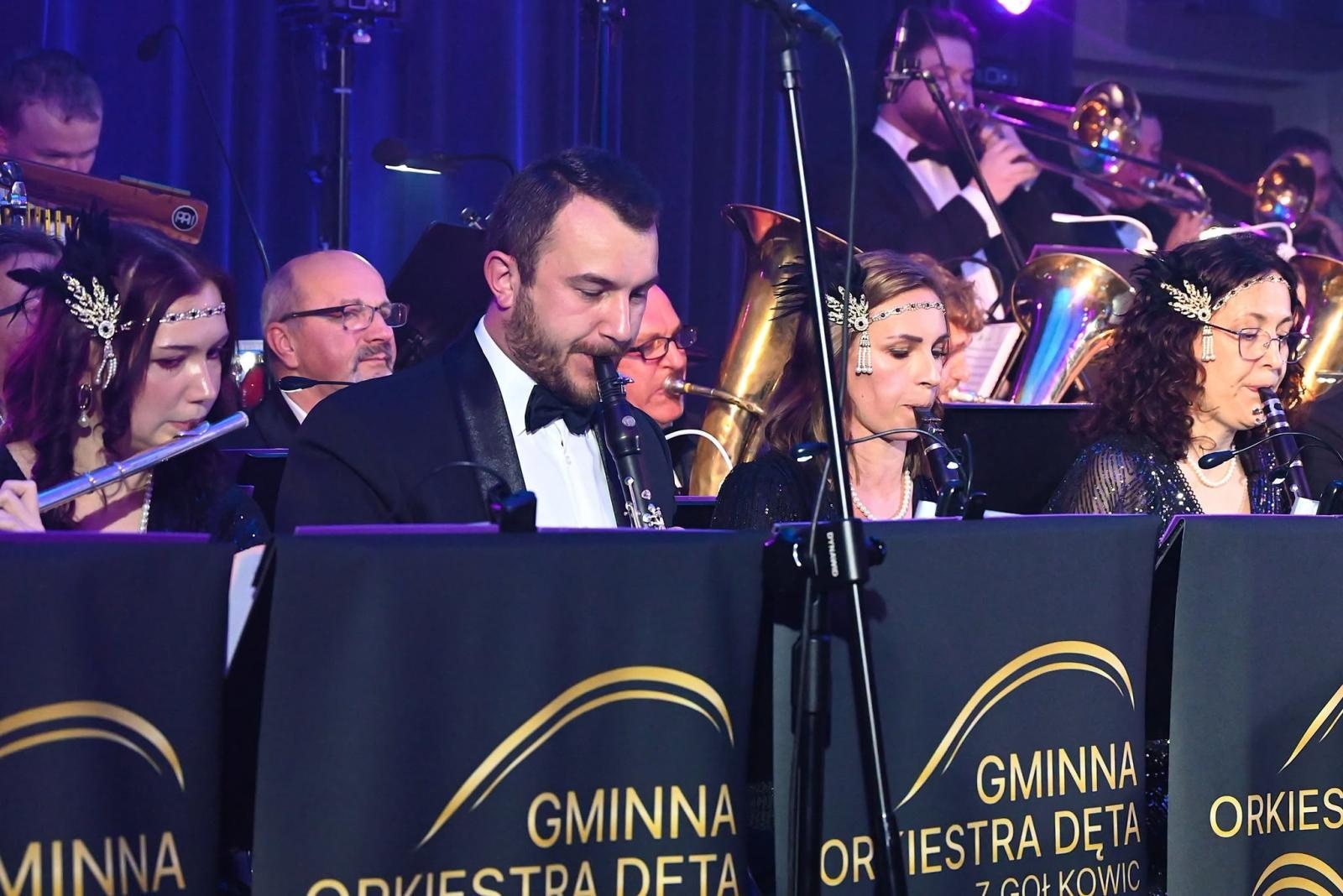 Zdjęcie w galerii na portalu naszwodzislaw.com: Trzy dekady muzycznej historii Gołkowic. Jubileusz orkiestry zwieńczył koncert, który porwał publiczność [FOTO] wiadomości z regionu