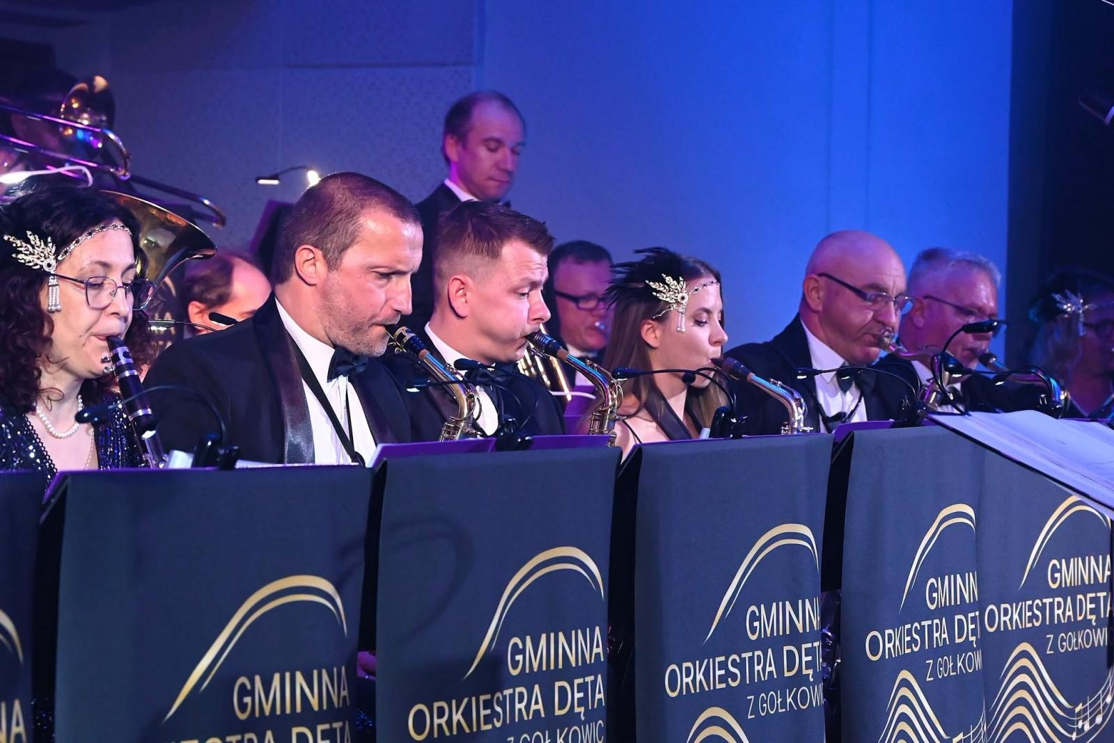 Zdjęcie w galerii na portalu naszwodzislaw.com: Trzy dekady muzycznej historii Gołkowic. Jubileusz orkiestry zwieńczył koncert, który porwał publiczność [FOTO] wiadomości z regionu