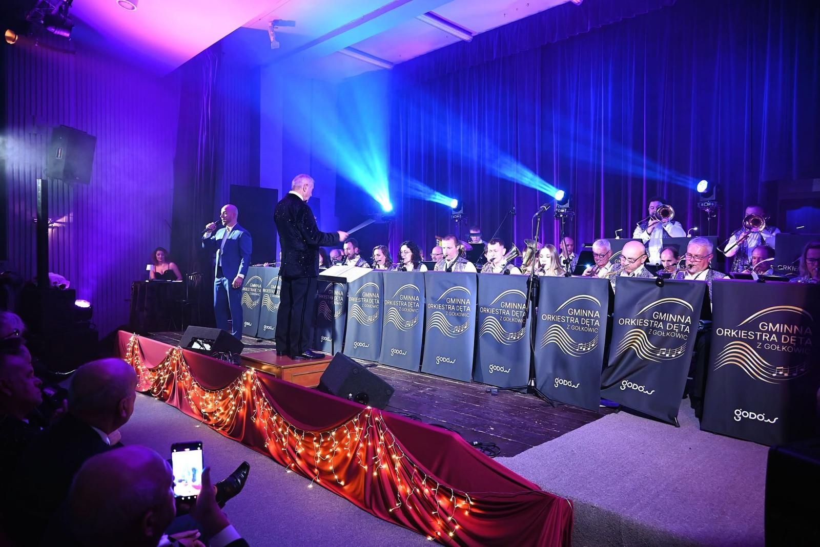 Zdjęcie w galerii na portalu naszwodzislaw.com: Trzy dekady muzycznej historii Gołkowic. Jubileusz orkiestry zwieńczył koncert, który porwał publiczność [FOTO] wiadomości z regionu