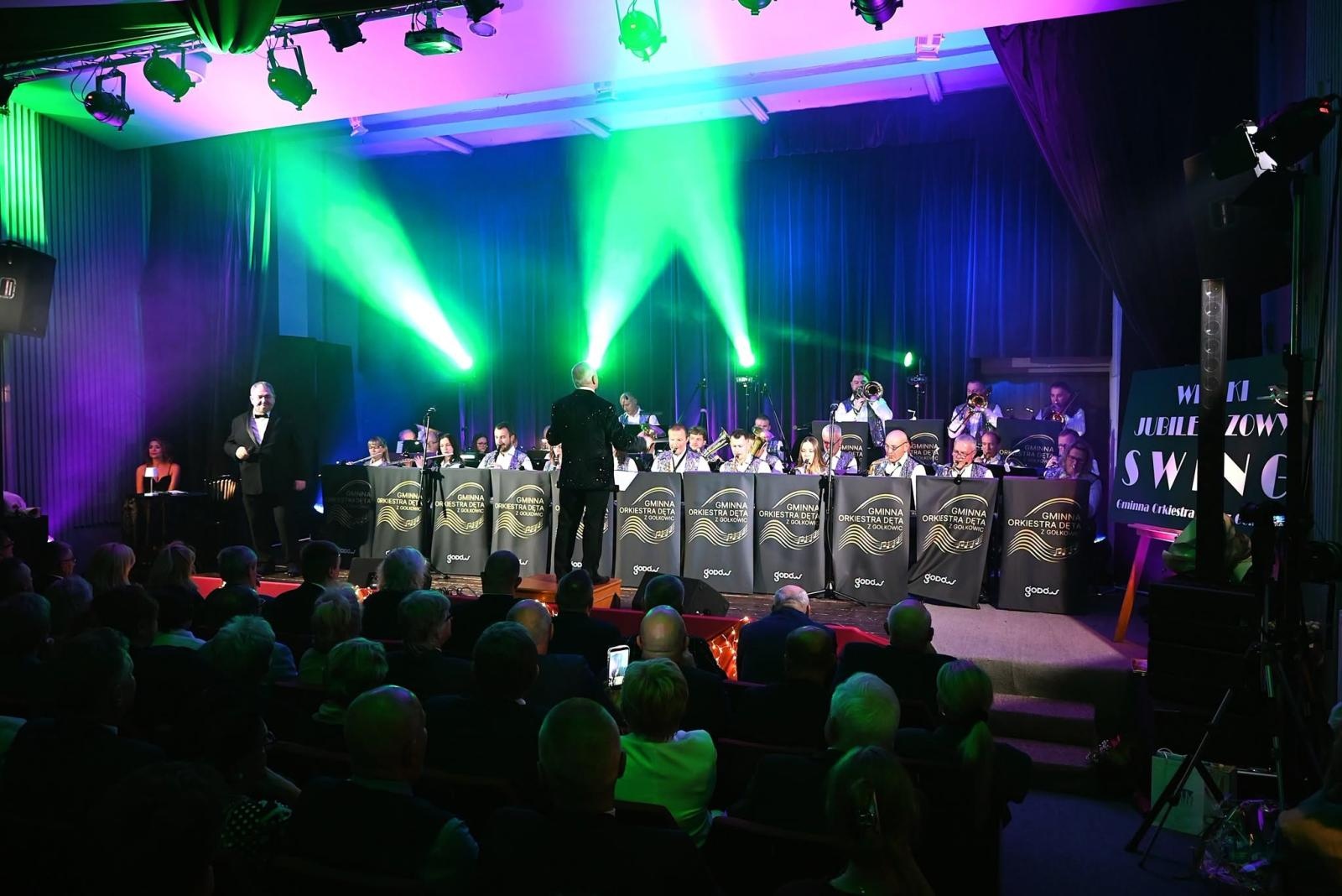Zdjęcie w galerii na portalu naszwodzislaw.com: Trzy dekady muzycznej historii Gołkowic. Jubileusz orkiestry zwieńczył koncert, który porwał publiczność [FOTO] wiadomości z regionu