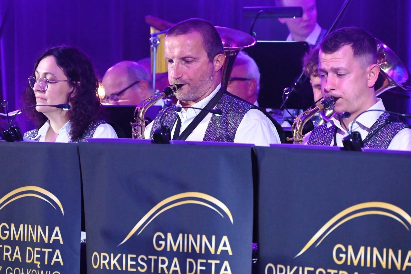 Zdjęcie w galerii na portalu naszwodzislaw.com: Trzy dekady muzycznej historii Gołkowic. Jubileusz orkiestry zwieńczył koncert, który porwał publiczność [FOTO] wiadomości z regionu