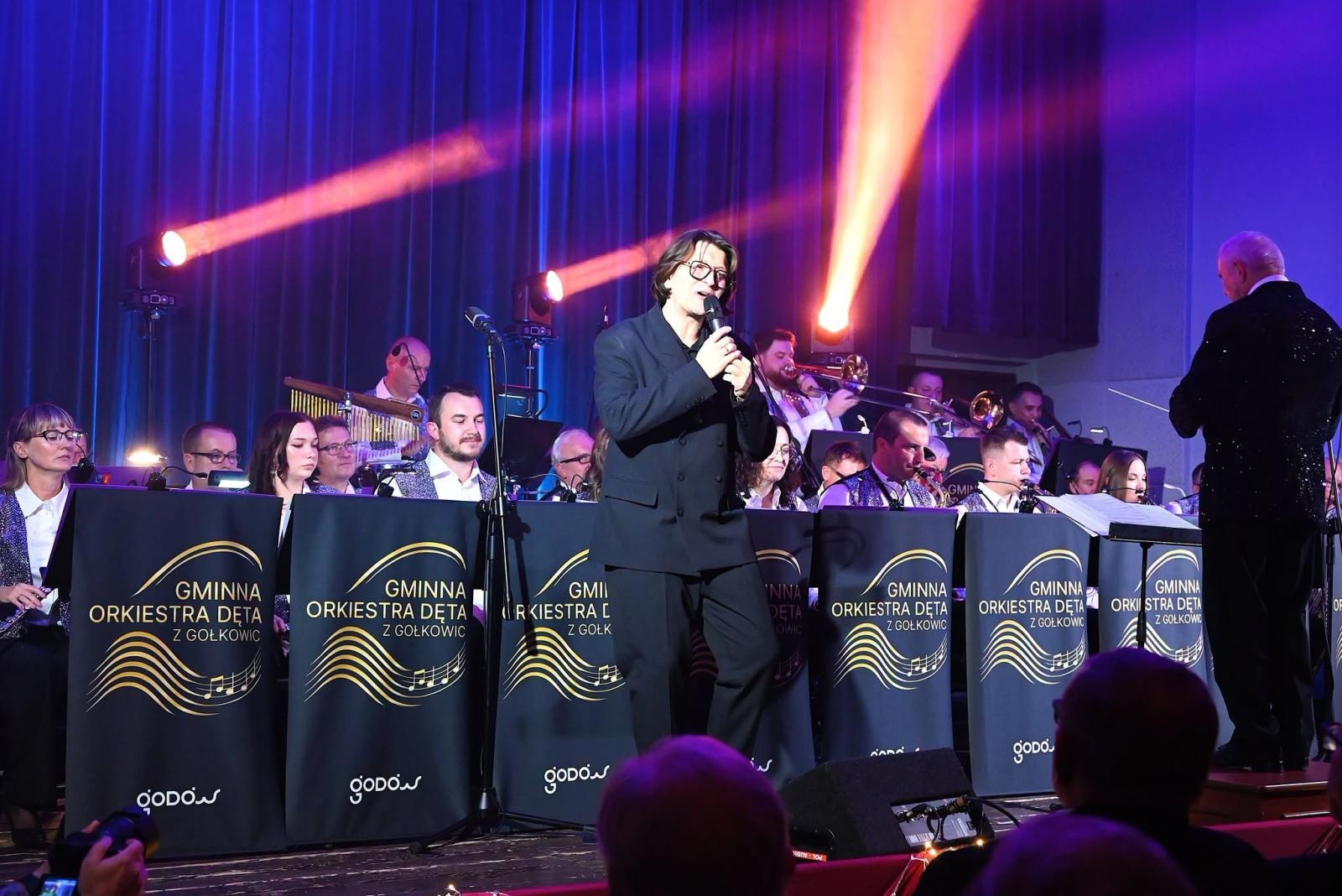 Zdjęcie w galerii na portalu naszwodzislaw.com: Trzy dekady muzycznej historii Gołkowic. Jubileusz orkiestry zwieńczył koncert, który porwał publiczność [FOTO] wiadomości z regionu