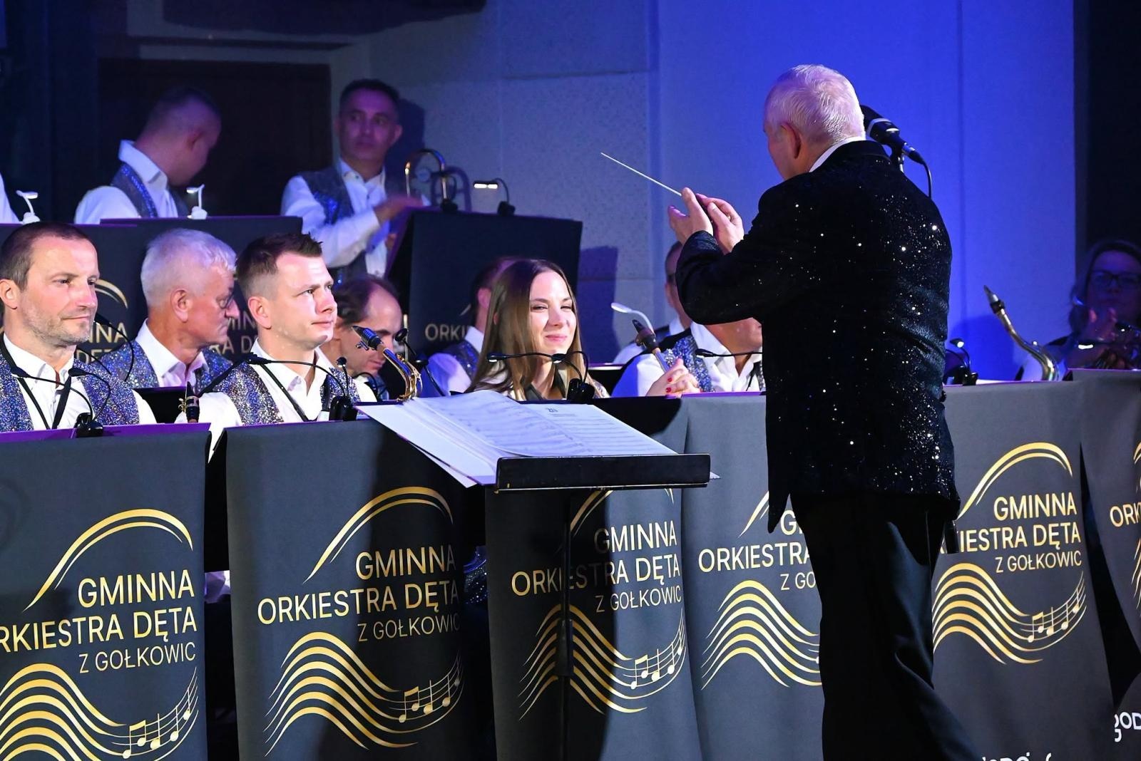 Zdjęcie w galerii na portalu naszwodzislaw.com: Trzy dekady muzycznej historii Gołkowic. Jubileusz orkiestry zwieńczył koncert, który porwał publiczność [FOTO] wiadomości z regionu