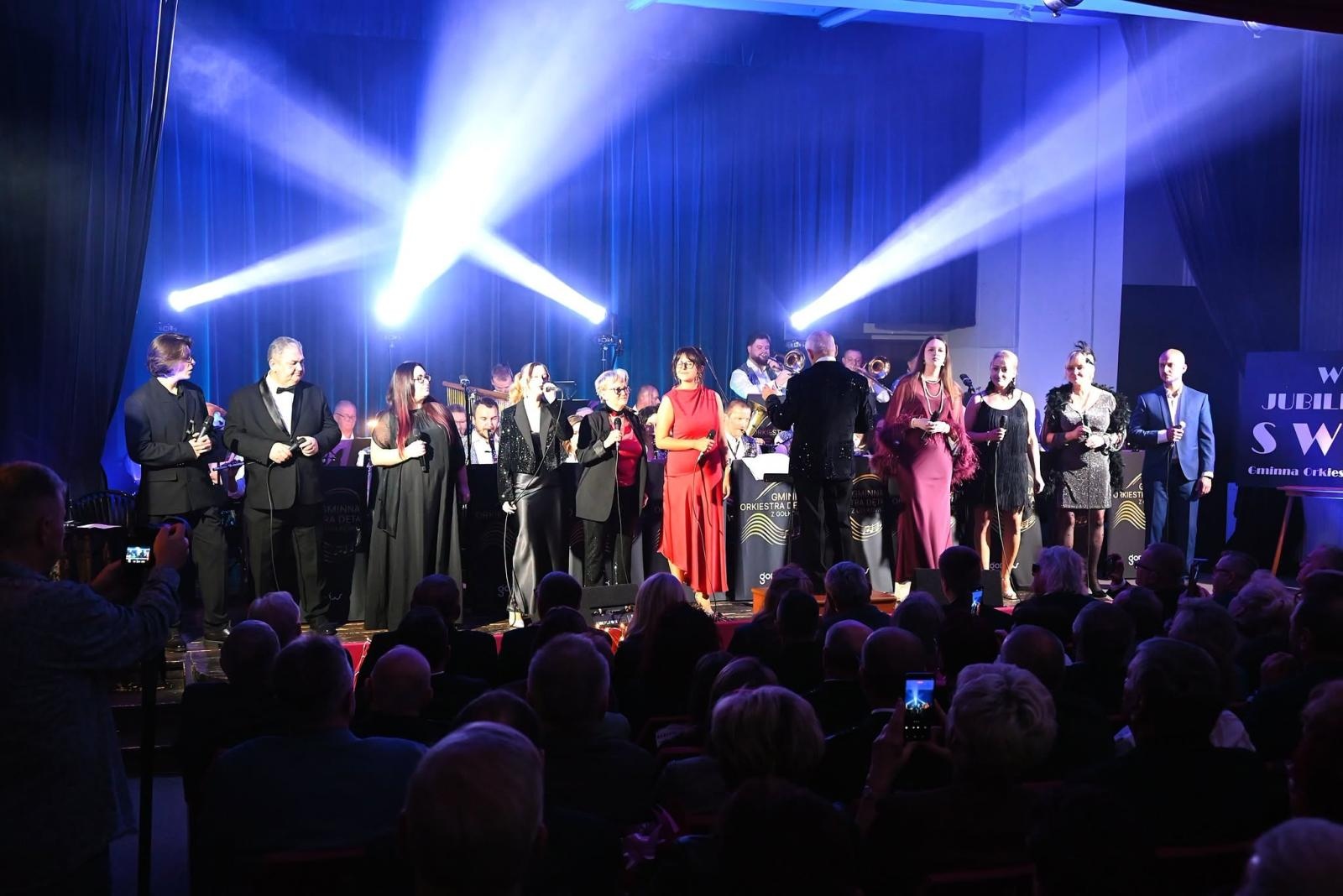Zdjęcie w galerii na portalu naszwodzislaw.com: Trzy dekady muzycznej historii Gołkowic. Jubileusz orkiestry zwieńczył koncert, który porwał publiczność [FOTO] wiadomości z regionu