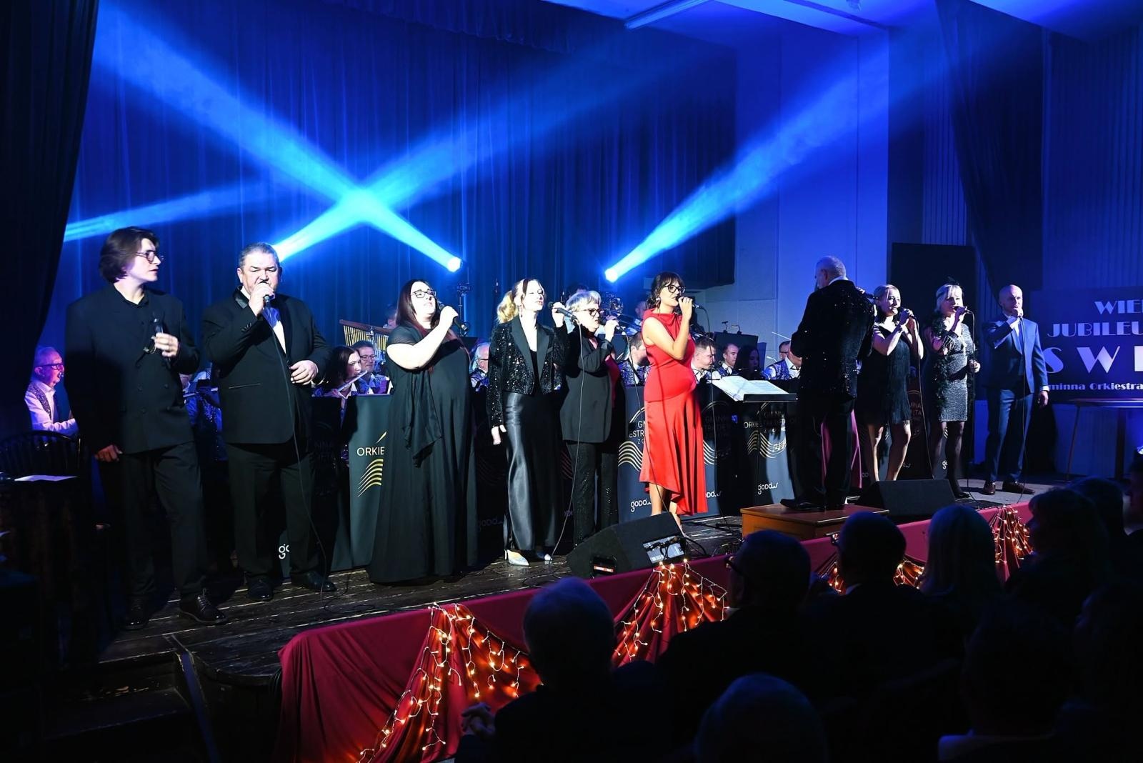 Zdjęcie w galerii na portalu naszwodzislaw.com: Trzy dekady muzycznej historii Gołkowic. Jubileusz orkiestry zwieńczył koncert, który porwał publiczność [FOTO] wiadomości z regionu