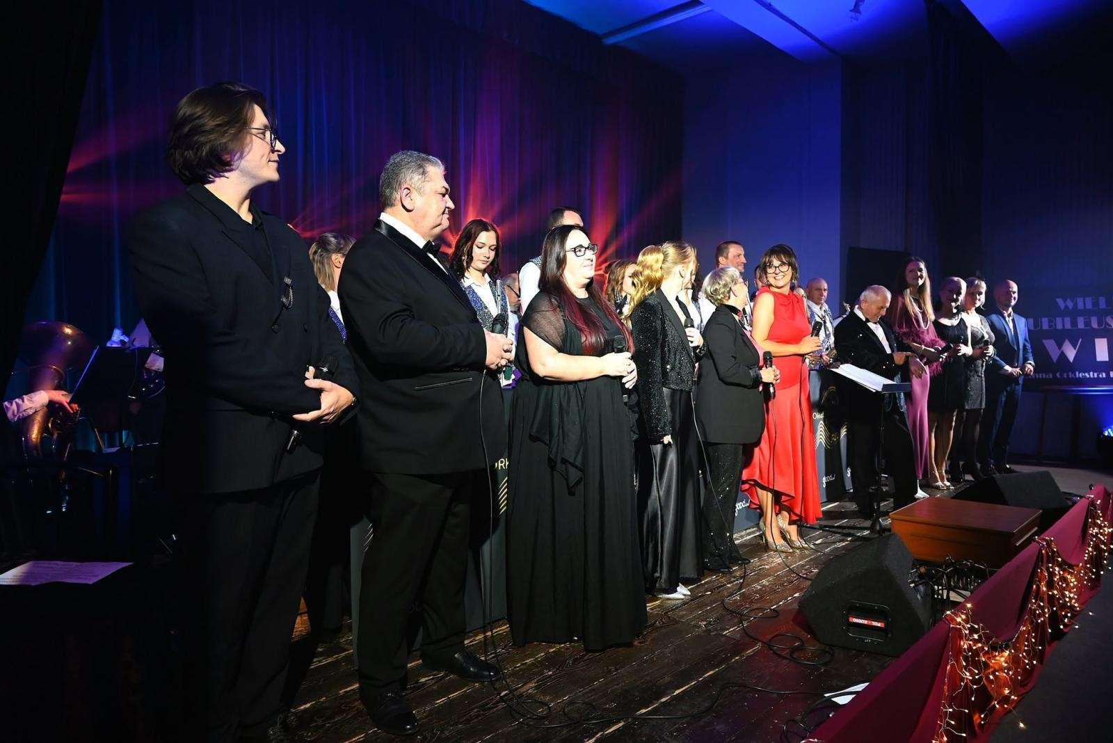 Zdjęcie w galerii na portalu naszwodzislaw.com: Trzy dekady muzycznej historii Gołkowic. Jubileusz orkiestry zwieńczył koncert, który porwał publiczność [FOTO] wiadomości z regionu