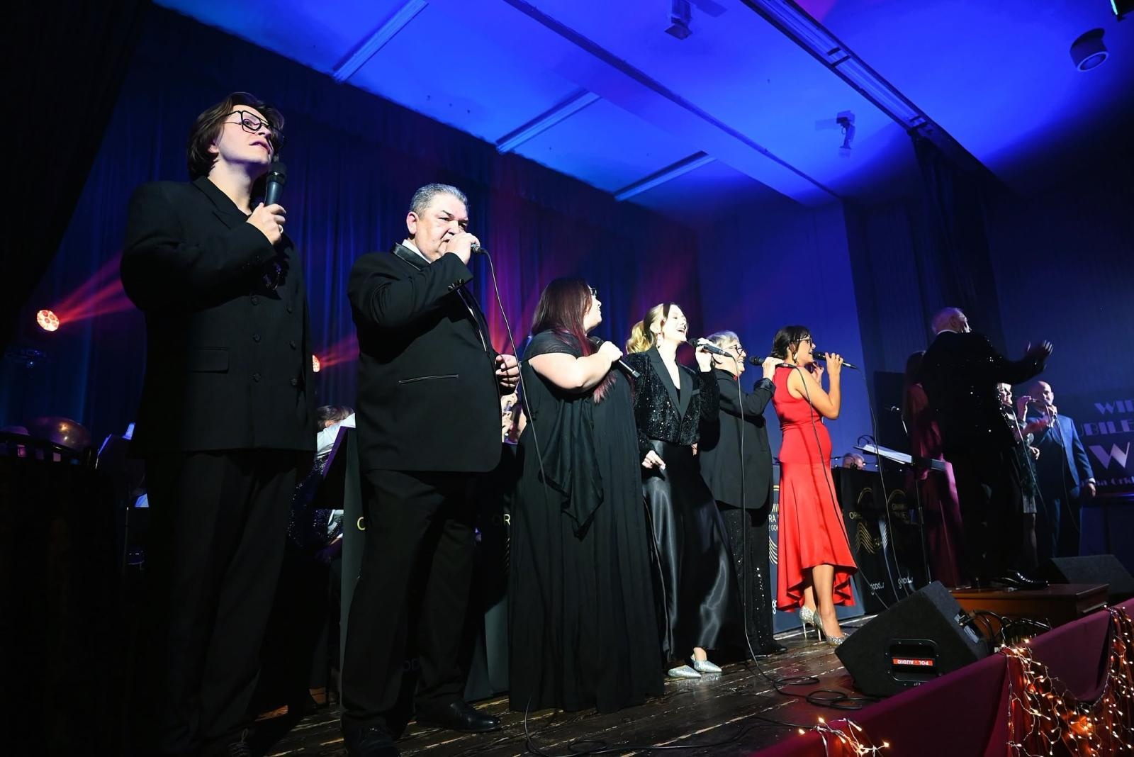Zdjęcie w galerii na portalu naszwodzislaw.com: Trzy dekady muzycznej historii Gołkowic. Jubileusz orkiestry zwieńczył koncert, który porwał publiczność [FOTO] wiadomości z regionu