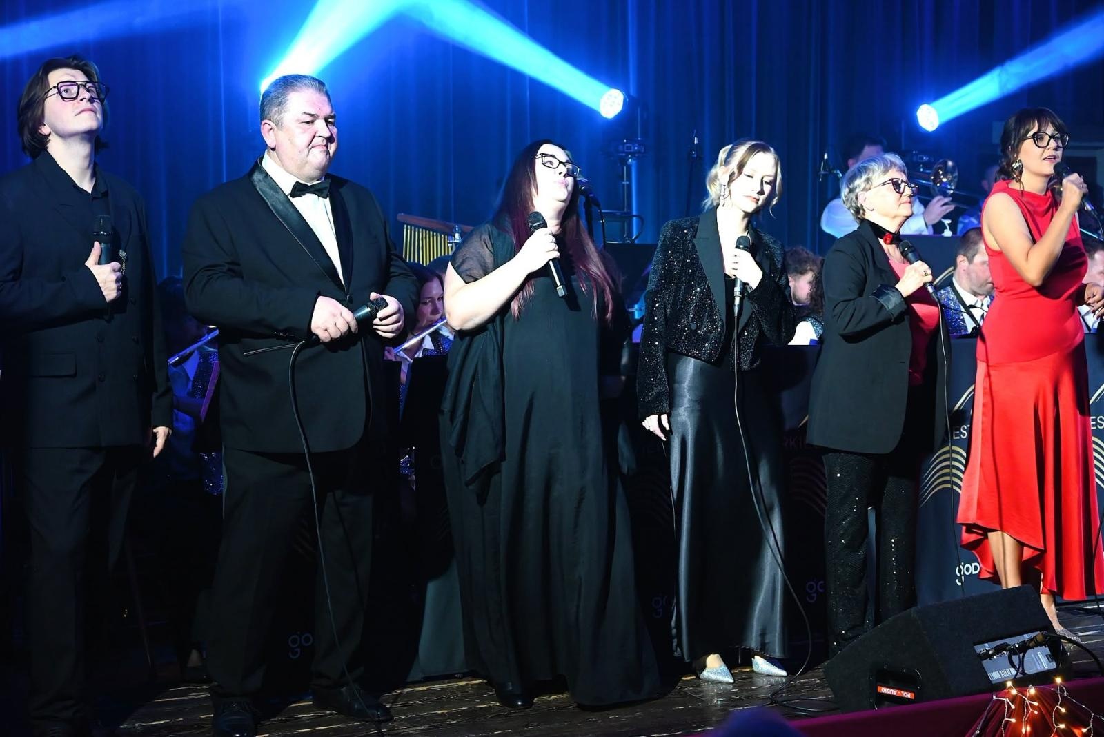 Zdjęcie w galerii na portalu naszwodzislaw.com: Trzy dekady muzycznej historii Gołkowic. Jubileusz orkiestry zwieńczył koncert, który porwał publiczność [FOTO] wiadomości z regionu