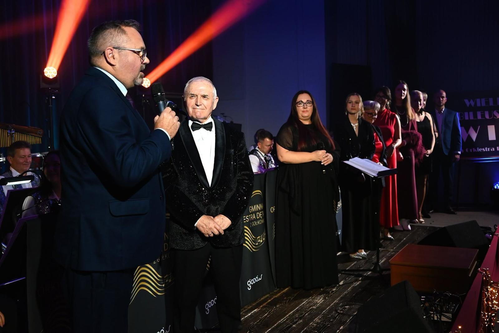 Zdjęcie w galerii na portalu naszwodzislaw.com: Trzy dekady muzycznej historii Gołkowic. Jubileusz orkiestry zwieńczył koncert, który porwał publiczność [FOTO] wiadomości z regionu