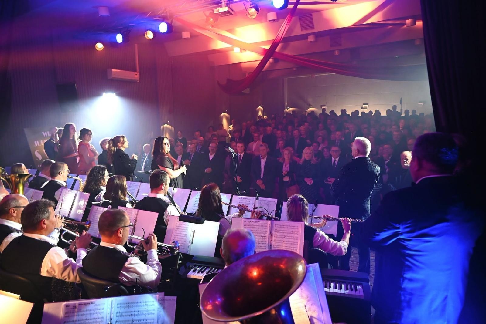 Zdjęcie w galerii na portalu naszwodzislaw.com: Trzy dekady muzycznej historii Gołkowic. Jubileusz orkiestry zwieńczył koncert, który porwał publiczność [FOTO] wiadomości z regionu